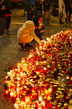 Prag, Çek Cumhuriyeti, 21 Aralık 2023.Mum Charles Üniversitesi Felsefe Fakültesi 'nde Carolinum önünde vurulan öğrenciler için. 14 kişi vuruldu, polis müdahalesinden sonra katil kendini vurdu.. 