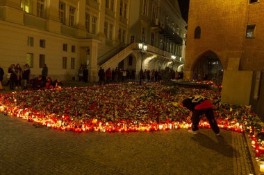 Prag, Çek Cumhuriyeti, 21 Aralık 2023.Mum Charles Üniversitesi Felsefe Fakültesi 'nde Carolinum önünde vurulan öğrenciler için. 14 kişi vuruldu, polis müdahalesinden sonra katil kendini vurdu.. 