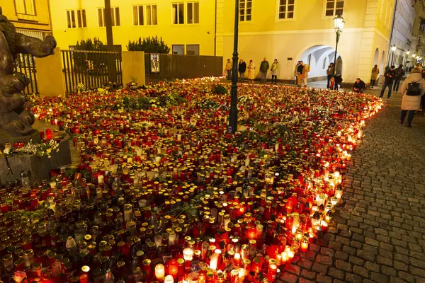 Prag, Çek Cumhuriyeti, 21 Aralık 2023.Mum Charles Üniversitesi Felsefe Fakültesi 'nde Carolinum önünde vurulan öğrenciler için. 14 kişi vuruldu, polis müdahalesinden sonra katil kendini vurdu.. 