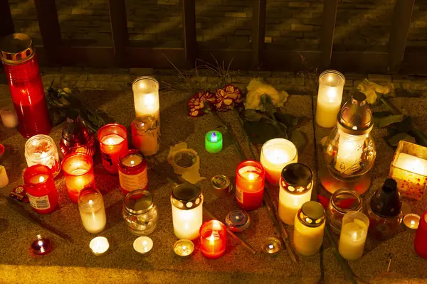 プラハ チェコ 2023年12月21日 カロライナの前にチャールズ大学哲学部で撮影された学生の犠牲者のため 14人が射殺され 犯人は警察の介入後に自殺した ストック画像