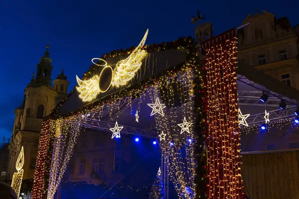 チェコ共和国プラハ旧市街広場のクリスマスムード ロイヤリティフリーのストック画像