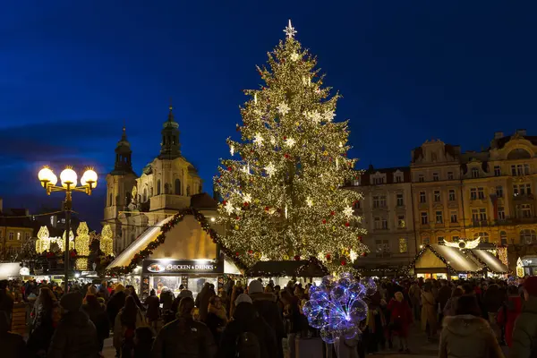 チェコ共和国プラハ旧市街広場のクリスマスムード ストックフォト