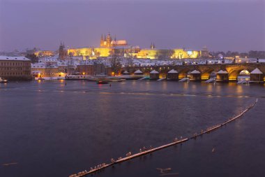 Gece renkli karlı Noel Prag Lesser Town Gotik Kalesi ve Charles Köprüsü, Çek Cumhuriyeti