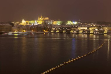 Gece renkli karlı Noel Prag Lesser Town Gotik Kalesi ve Charles Köprüsü, Çek Cumhuriyeti