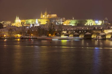 Gece renkli karlı Noel Prag Lesser Town Gotik Kalesi ve Charles Köprüsü, Çek Cumhuriyeti