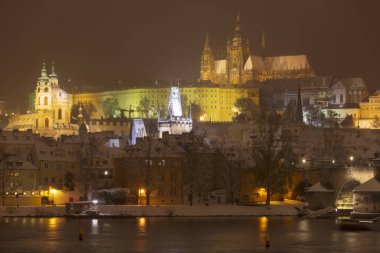 Gece renkli karlı Noel Prag Lesser Town Gotik Kalesi ve Charles Köprüsü, Çek Cumhuriyeti