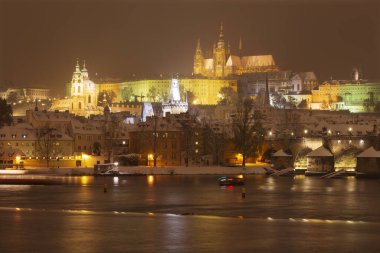 Gece renkli karlı Noel Prag Lesser Town Gotik Kalesi ve Charles Köprüsü, Çek Cumhuriyeti