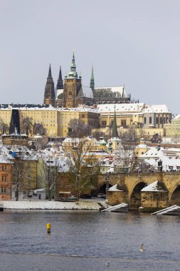 Prag Kalesi ve Çek Cumhuriyeti Vltava Nehri üzerindeki Charles Köprüsü ile Karlı Prag Küçük Kasabası