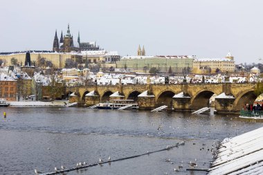 Prag Kalesi ve Çek Cumhuriyeti Vltava Nehri üzerindeki Charles Köprüsü ile Karlı Prag Küçük Kasabası