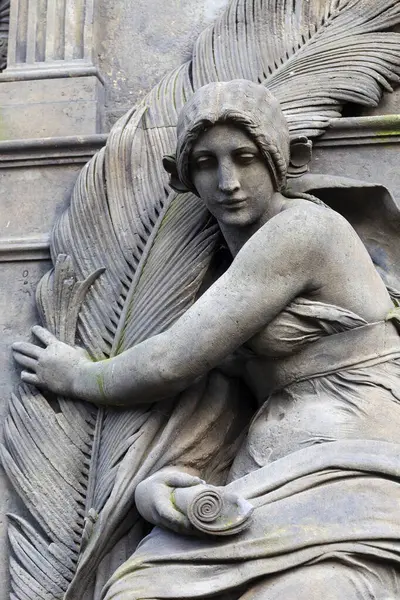 Tarihi heykel üzerinde gizemli eski Prag Mezarlığı, Çek Cumhuriyeti