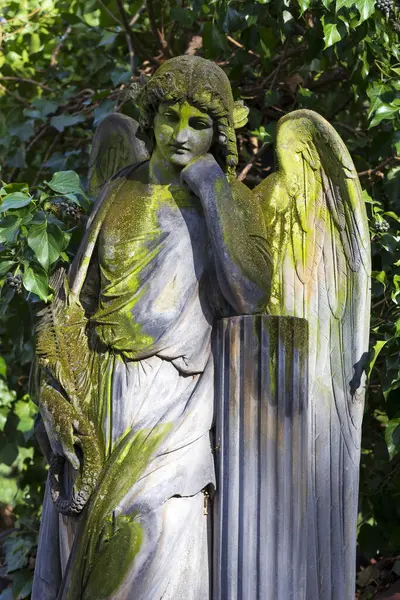 Estatua Histórica Sobre Antiguo Cementerio Praga República Checa Imagen De Stock