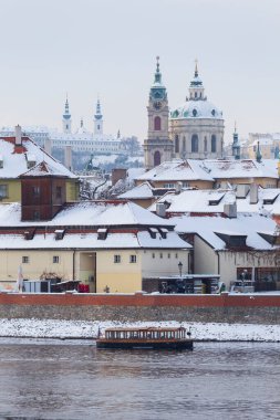 Çek Cumhuriyeti 'nin güneşli gününde Aziz Niklas Katedrali ile Karlı Prag Şehri