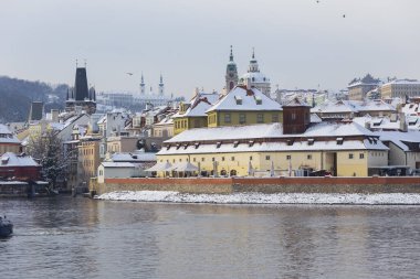 Çek Cumhuriyeti 'nin güneşli gününde Aziz Niklas Katedrali ile Karlı Prag Şehri