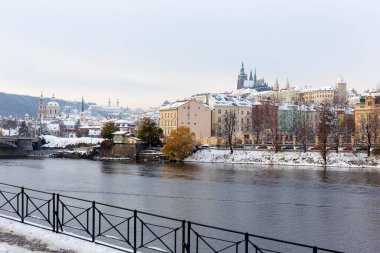 Güneşli bir günde Gotik Şatosu olan Karlı Prag Şehri, Çek Cumhuriyeti