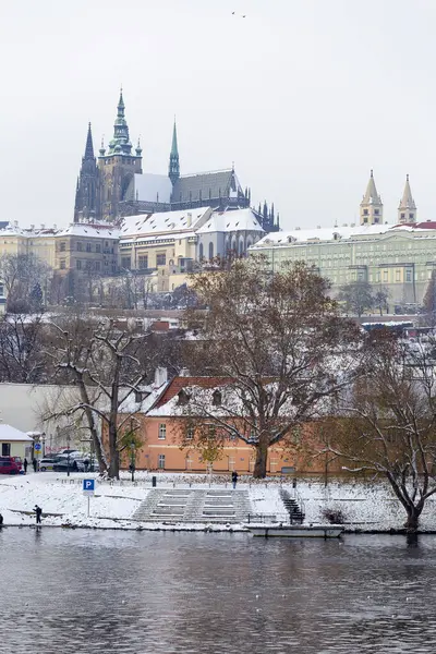 Snowy Praag Stad Met Gotisch Kasteel Zonnige Dag Tsjechië — Stockfoto