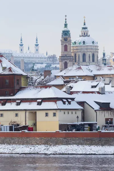 Verschneite Stadt Prag Mit Nikolaikathedrale Sonnigen Tag Tschechische Republik lizenzfreie Stockbilder