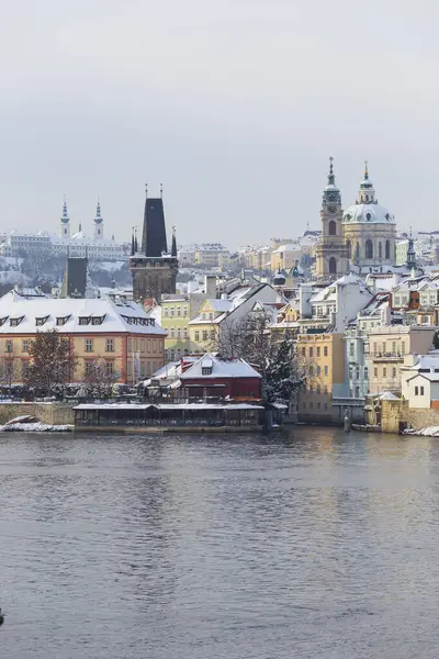 Verschneite Stadt Prag Mit Nikolaikathedrale Sonnigen Tag Tschechische Republik Stockbild