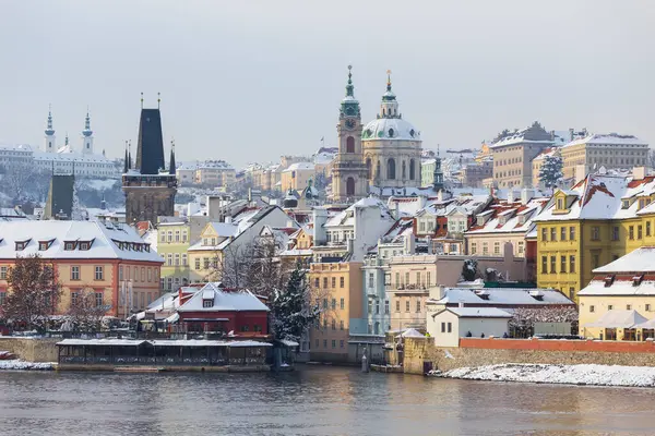 Snöig Prag Stad Med Nicholas Katedral Soliga Dagen Tjeckien Stockbild
