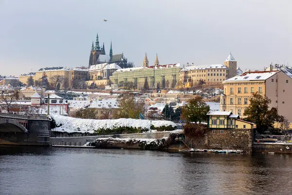 Snöig Prag Stad Med Gotiska Slottet Soliga Dagen Tjeckien Royaltyfria Stockbilder