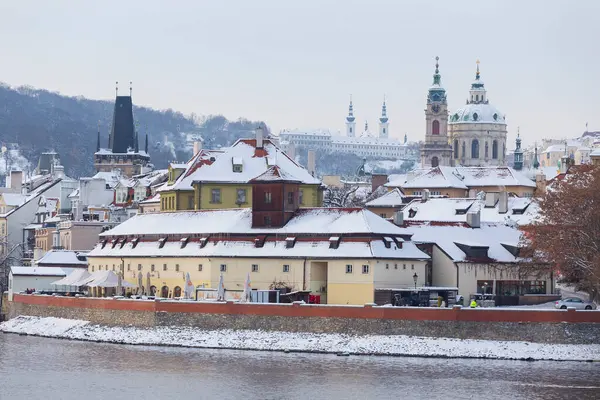 Snowy Prague City Katedrálou Mikuláše Slunečný Den Česká Republika Royalty Free Stock Fotografie