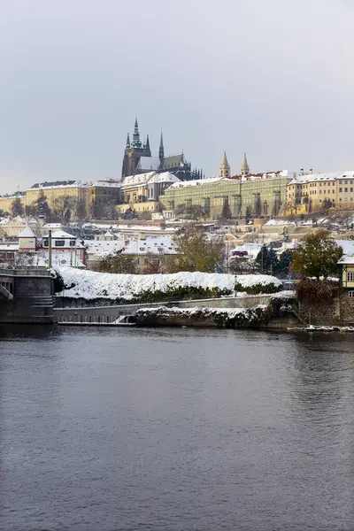 Güneşli Bir Günde Gotik Şatosu Olan Karlı Prag Şehri Çek Stok Fotoğraf