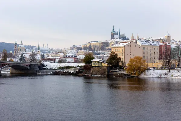 Verschneite Stadt Prag Mit Gotischer Burg Sonnigen Tag Tschechische Republik lizenzfreie Stockfotos