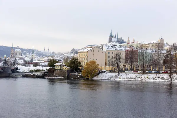 Snöig Prag Stad Med Gotiska Slottet Soliga Dagen Tjeckien Stockfoto