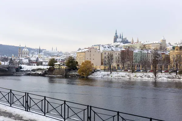 Cidade Praga Nevada Com Castelo Gótico Dia Ensolarado República Checa Imagens Royalty-Free