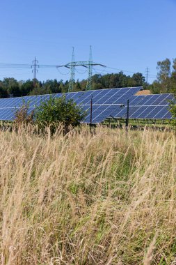 Sonbahar Manzarasında Güneş Enerji İstasyonu 