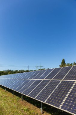 Sonbahar Manzarasında Güneş Enerji İstasyonu 