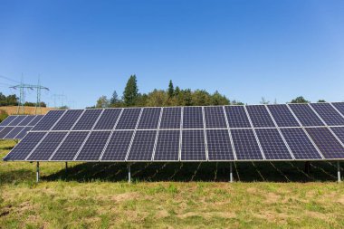 Sonbahar Manzarasında Güneş Enerji İstasyonu 