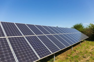 Sonbahar Manzarasında Güneş Enerji İstasyonu 