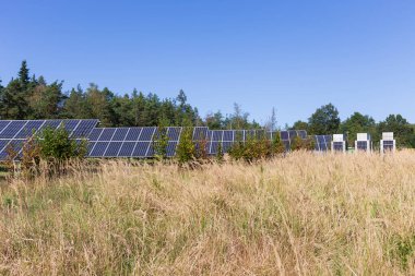 Sonbahar Manzarasında Güneş Enerji İstasyonu 