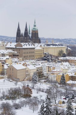 Çek Cumhuriyeti 'nin Petrin Tepesi' nden Gotik Şatosu ile Karlı Prag Şehri 