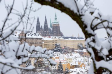 Çek Cumhuriyeti 'nin Petrin Tepesi' nden Gotik Şatosu ile Karlı Prag Şehri 