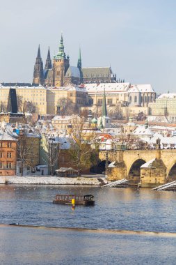Çek Cumhuriyeti Vltava Nehri üzerinde Prag Kalesi bulunan Karlı Prag Küçük Kasabası 
