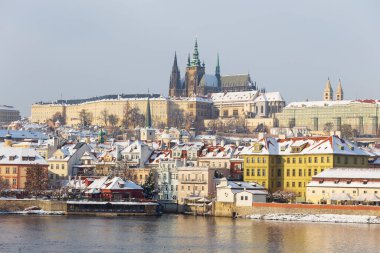 Çek Cumhuriyeti Vltava Nehri üzerinde Prag Kalesi bulunan Karlı Prag Küçük Kasabası 