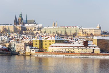 Çek Cumhuriyeti Vltava Nehri üzerinde Prag Kalesi bulunan Karlı Prag Küçük Kasabası 