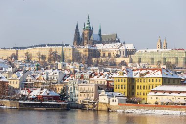 Çek Cumhuriyeti Vltava Nehri üzerinde Prag Kalesi bulunan Karlı Prag Küçük Kasabası 