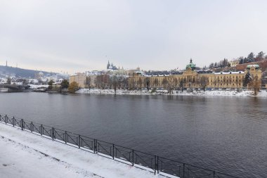 Çek Cumhuriyeti Vltava Nehri üzerinde Prag Kalesi bulunan Karlı Prag Küçük Kasabası 