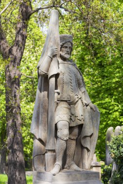 Çek Cumhuriyeti 'ndeki eski Prag Mezarlığı' nın Bahar Gizemi Üzerine Tarihi Heykel 