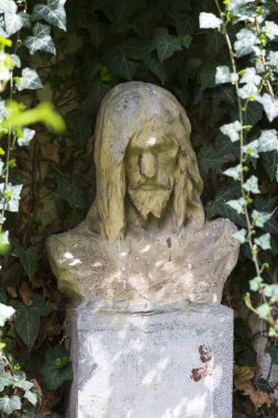 Çek Cumhuriyeti 'ndeki eski Prag Mezarlığı' nın Bahar Gizemi Üzerine Tarihi Heykel 