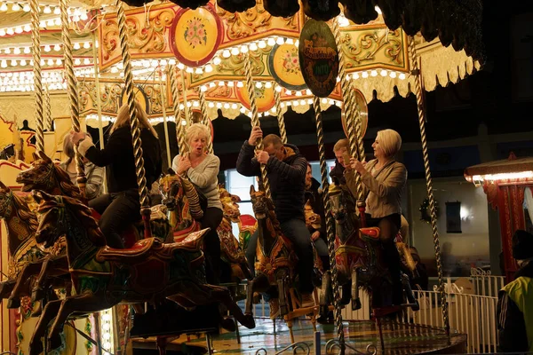 Traditionell Fairground Carousel Lyser Upp Natten Med Vuxna Män Och — Stockfoto