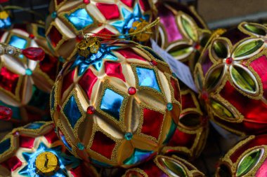 Dekoratif cam Noel mücevherleri - Harrogate, Kuzey Yorkshire, İngiltere, İngiltere 'deki bir pazarda Çukur Harlequin, Blue ve Gold sergileniyor..