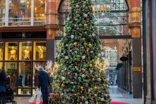 Shopper Ficou Lado Uma Árvore Natal Alta Decorada Com Grandes — Fotografia de Stock