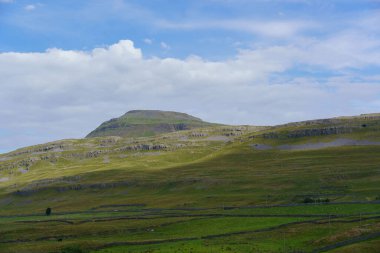 Yorkshire Dales dağları arasında, Ingleborough ikinci en yüksek dağdır. Bu popüler bir tırmanıştır çünkü Yorkshire 'daki en yüksek üç noktadan biridir..