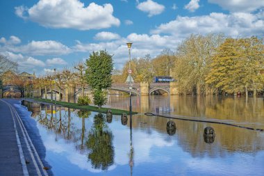 İskeldergate Köprüsü, çok uzakta ve Ouse Nehri taşkın suları tarafından sular altında bırakılmış bir patika, York, Kuzey Yorkshire, İngiltere, İngiltere.