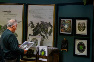 Harrogate, Yorkshire, İngiltere 'de yerel bir galeri ya da sokak sanatları tezgahında ayrıntılı harita resimleri aranıyor..