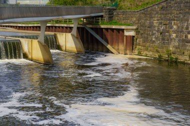 Batı Yorkshire, İngiltere yakınlarındaki Weir 'da River Aire' e endüstriyel su boşaltma..