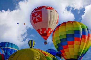 Açık hava Balon Festivali sırasında Gökyüzünü dolduran çok renkli sıcak hava balonları, York, Yorkshire, İngiltere.